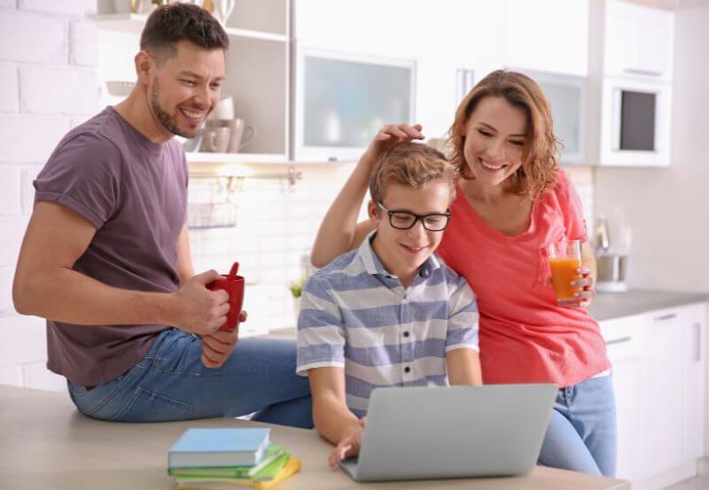 Jak zarabiać w młodym wieku przez Internet w 2024?