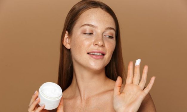 Dobry krem nawilżający do twarzy – jakie działanie wykazuje?