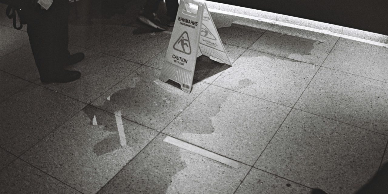 Organizacja przestrzeni produkcyjnej. Jakie znaki w zakładach pracy poprawiają bezpieczeństwo?